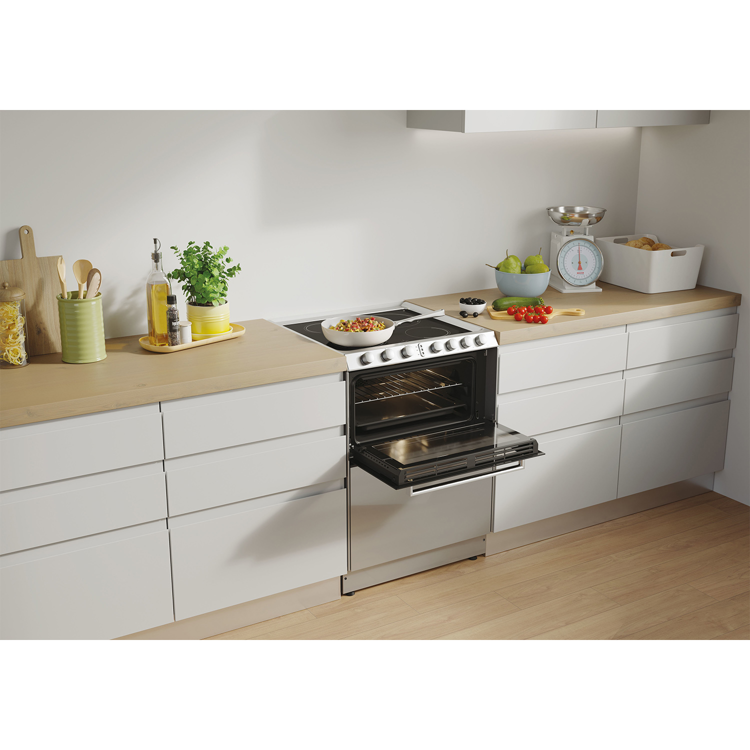 Una cucina con un forno aperto e vari oggetti sul bancone.