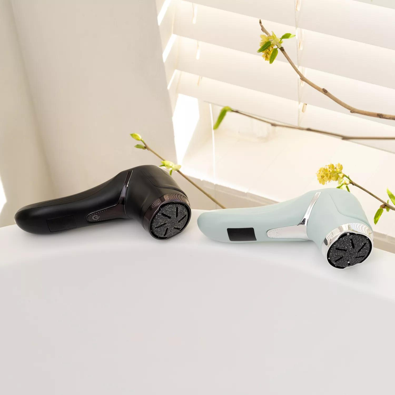 Dwa peelingi do stóp. Jeden czarny i jeden jasnoniebieski, oba na białym stole.