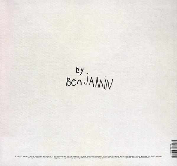 Ein weißes Papier mit dem handschriftlichen Wort 'by' und dem Namen 'Benjamin'.