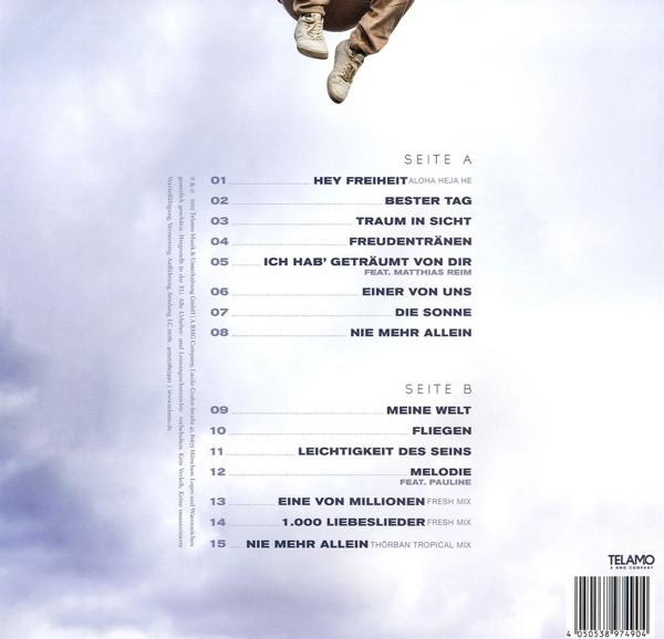 Album-Rückseite mit Titelliste und Credits, im Hintergrund Beine eines Mannes.