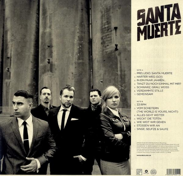 Albumcover mit Bandmitgliedern. Enthält eine Titelliste und Albumtitel auf Deutsch. Hintergrund hat einen industriellen Look.