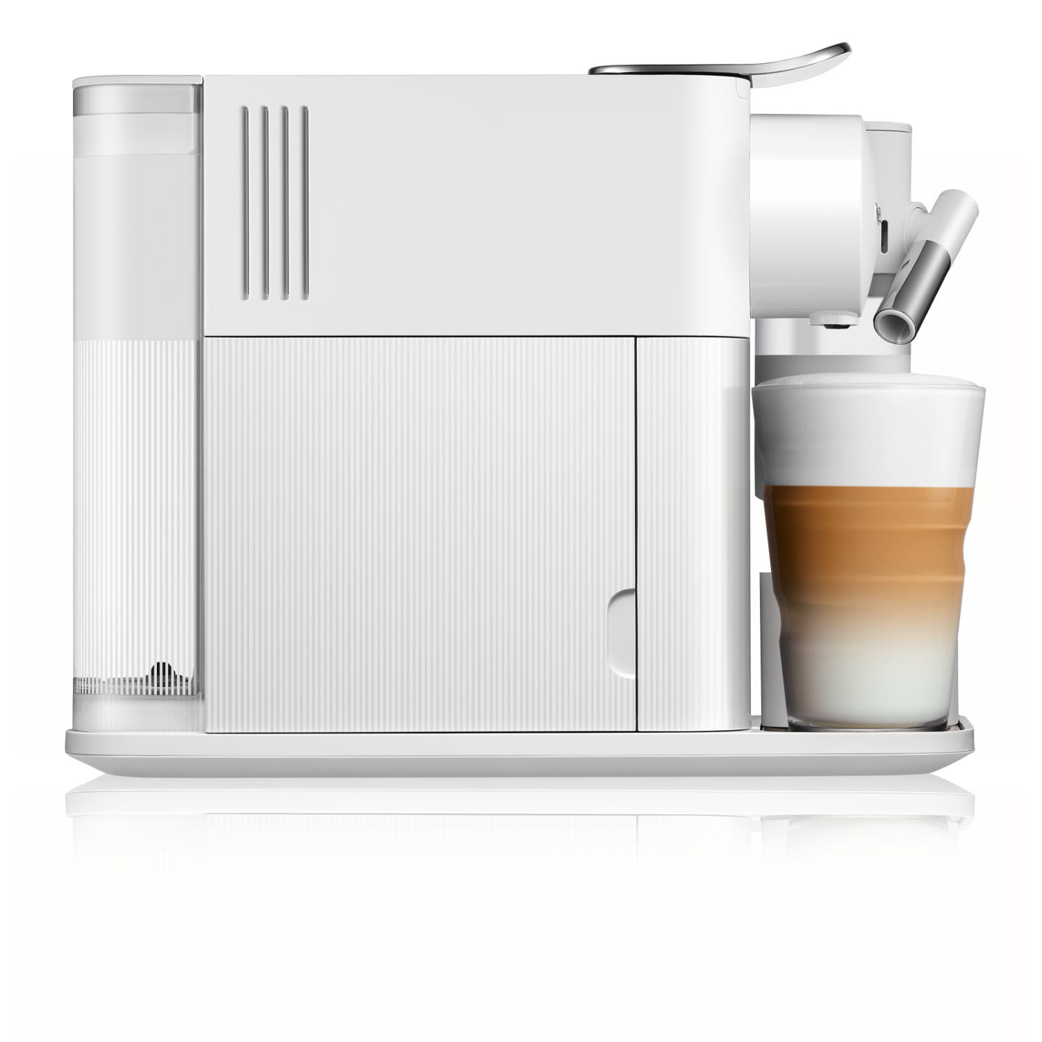 Witte koffiemachine met een glas latte tegen een lichtbeige achtergrond.