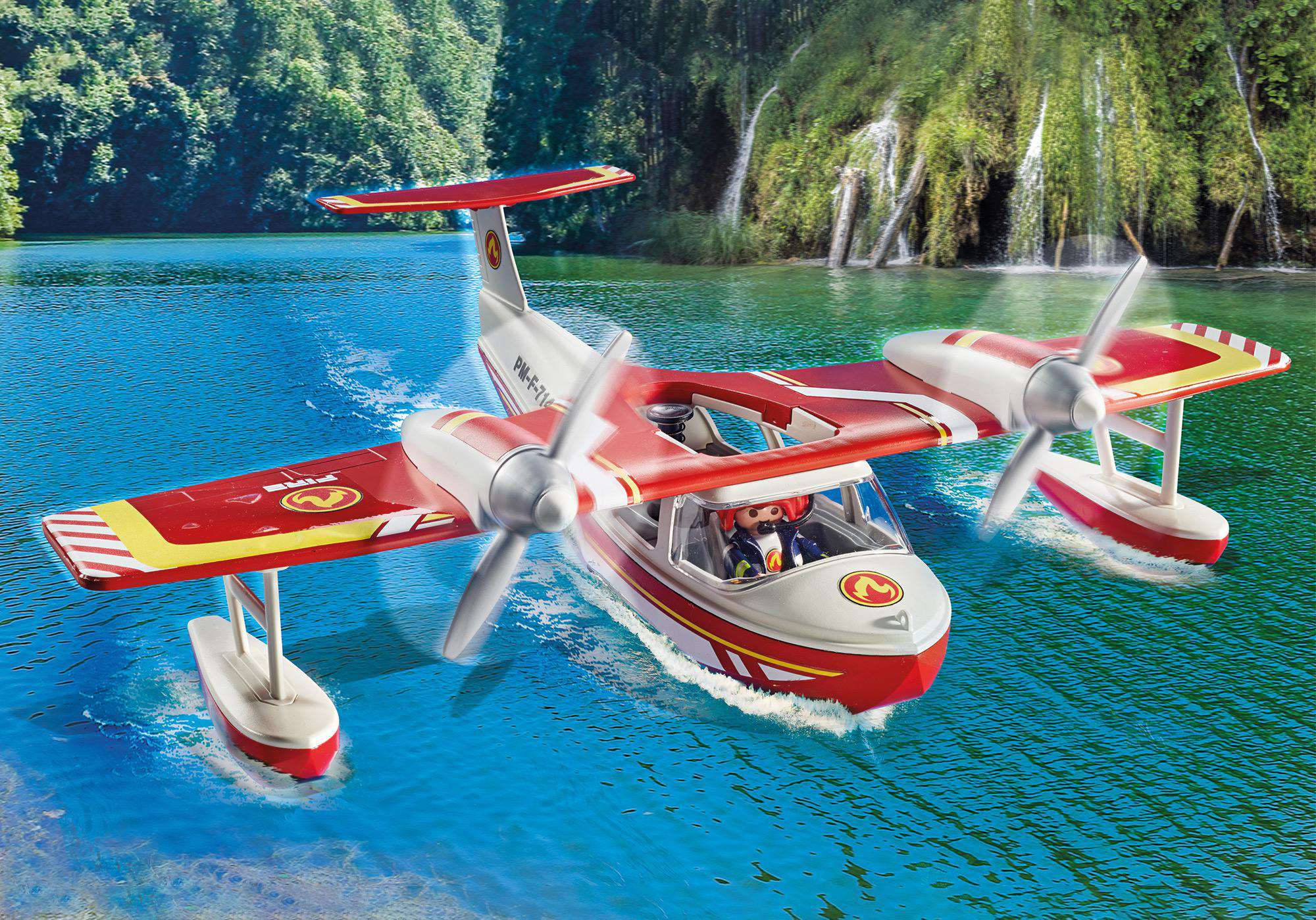 Ein rotes und weißes Spielzeug-Wasserflugzeug im Wasser. Zwei Figuren sind im Inneren sichtbar. Wasser- und Baumhintergrund.
