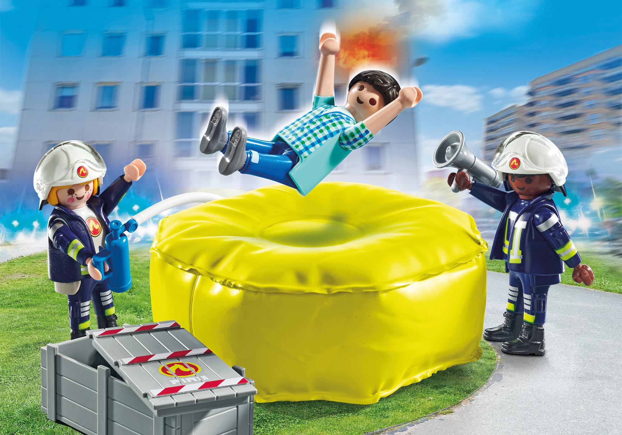 Playmobil-Szene: Feuerwehrleute, ein Kind in der Luft und ein gelber Airbag.