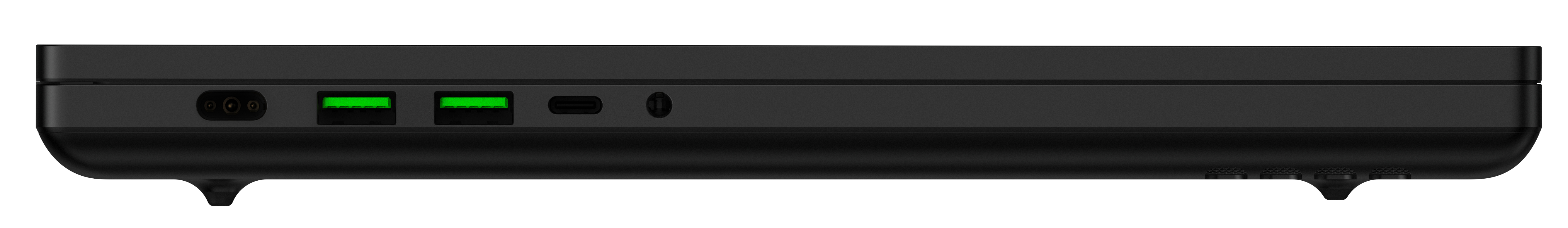 Seitenansicht eines schwarzen Laptops mit zwei grünen USB-Anschlüssen, Typ-C-Anschluss, Netzteil und Audiobuchse.