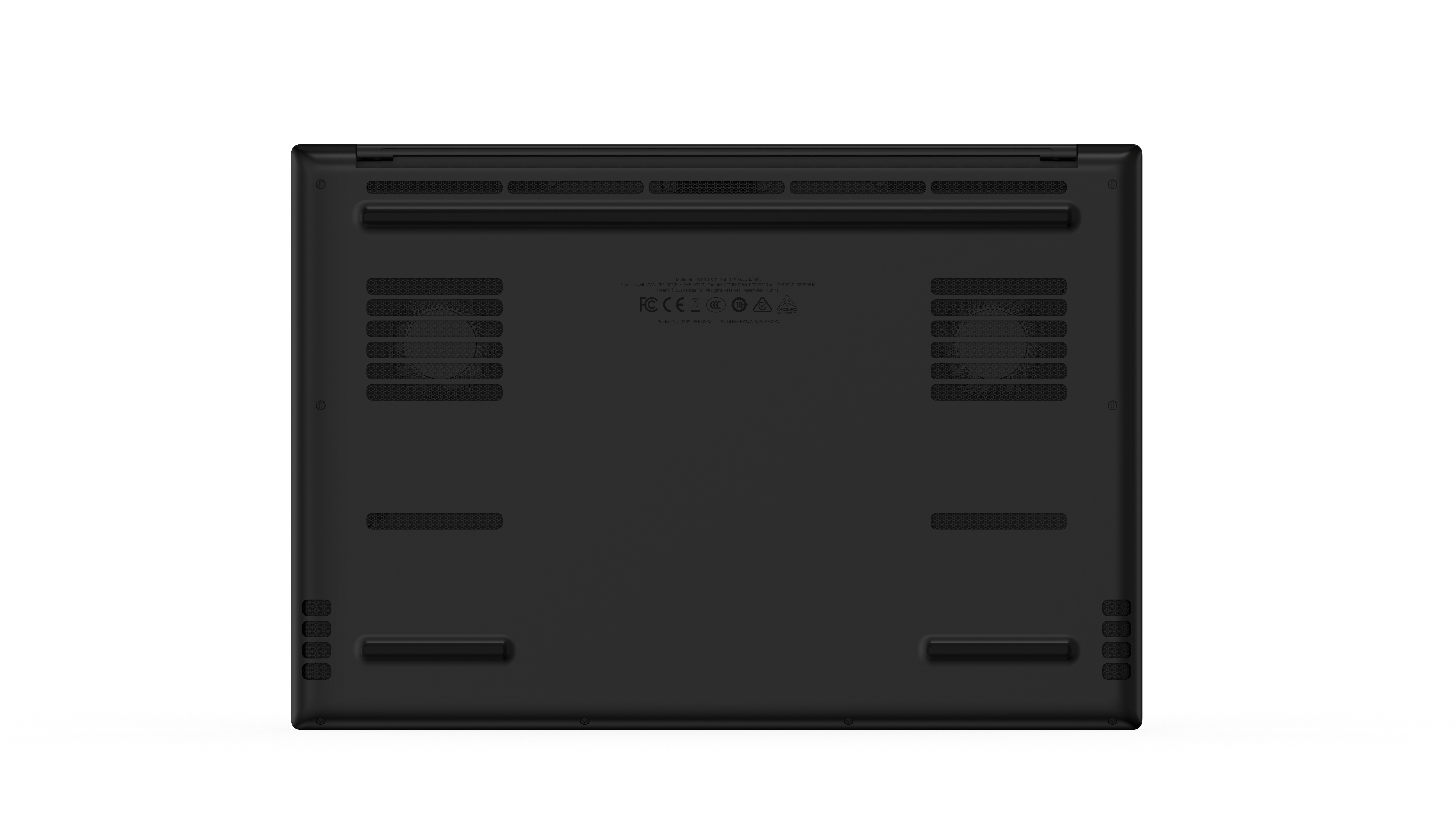 Unterseite eines schwarzen Laptops mit Lüftungsglittern, Gummifüßen und regulatorischen Aufdrucken in der Mitte.