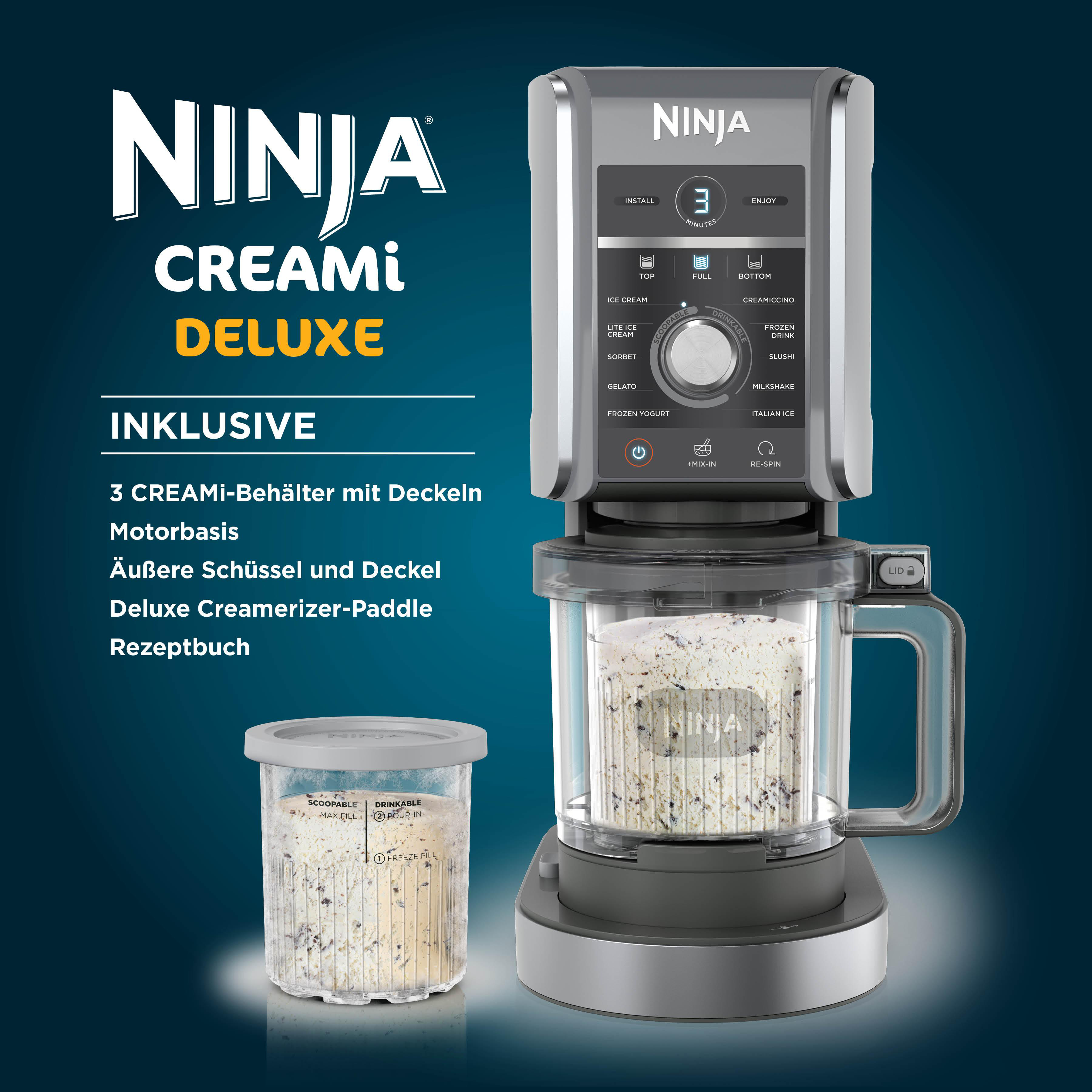 Ninja Creami Deluxe Eismaschine mit Behälter, Maschine und Textetiketten auf dunkelblauem Hintergrund.