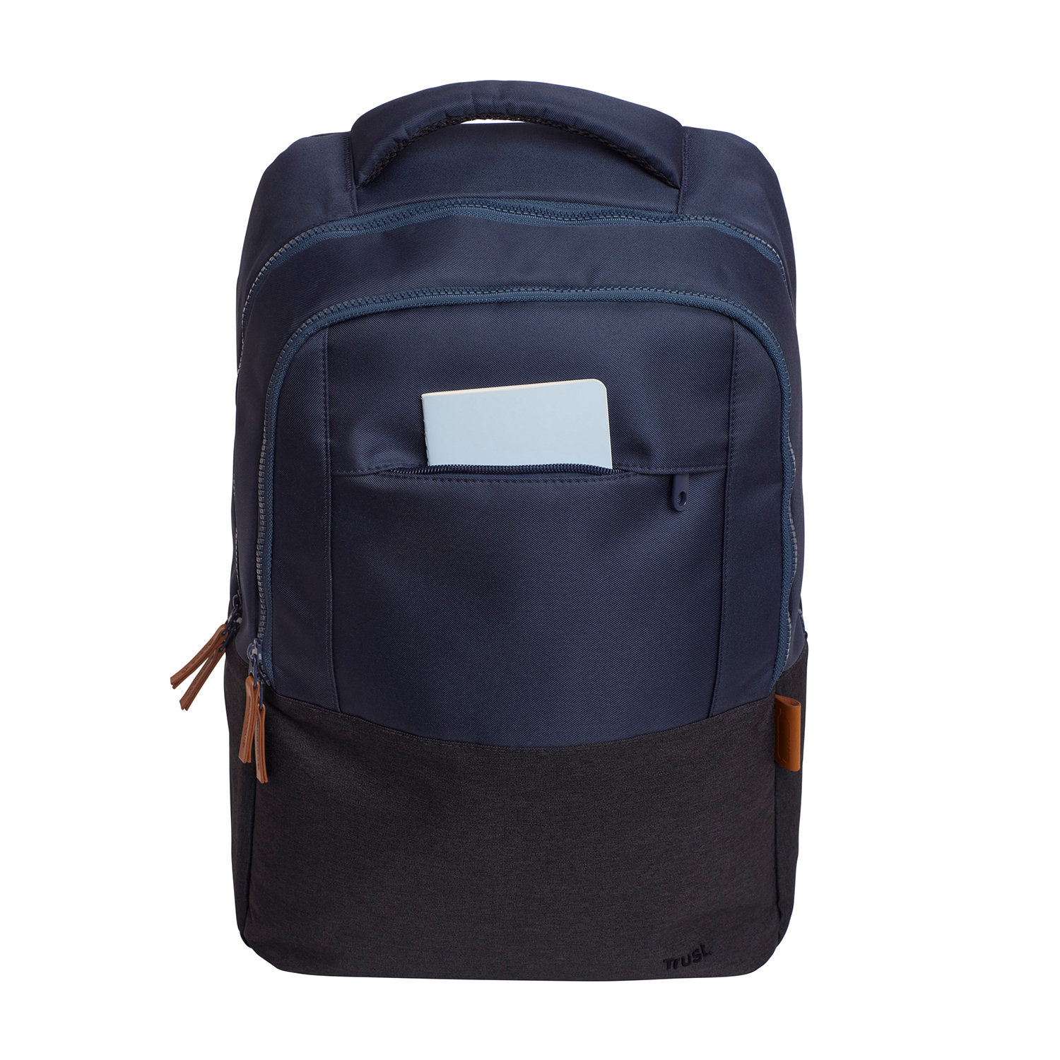 Zaino blu navy e nero con tablet bianco in tasca, cinghie marroni e logo Trust.