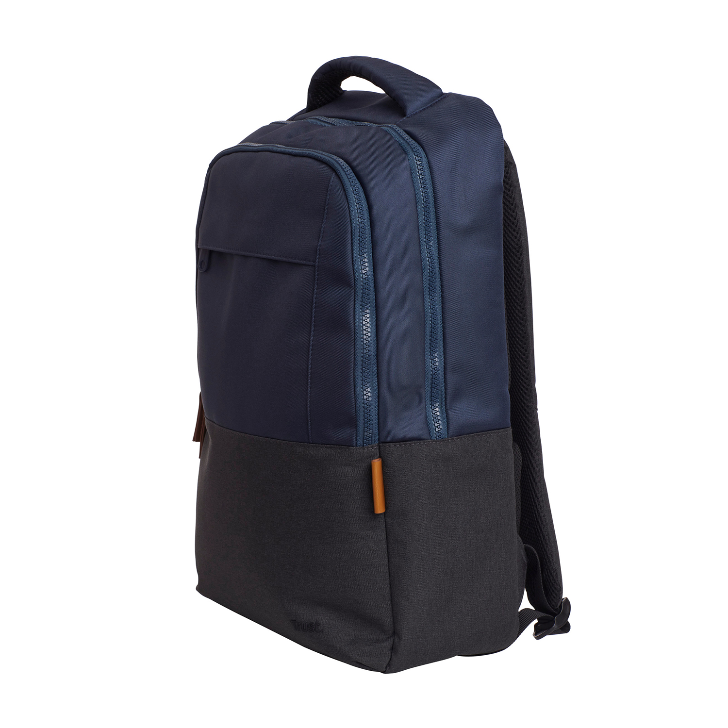 Uno zaino blu navy e grigio su una superficie bianca. Mostra il fronte con cerniere e tasche.