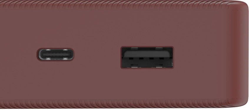 Nahaufnahme einer Powerbank mit USB-C- und USB-Anschlüssen.