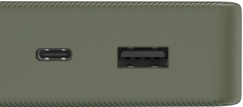 Nahaufnahme einer grünen Powerbank mit USB-C- und USB-Anschluss. Die Anschlüsse sind auf derselben Seite.