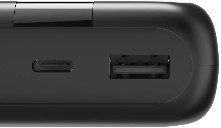 Eine schwarze Powerbank mit USB- und USB-C-Anschluss, Nahaufnahme.