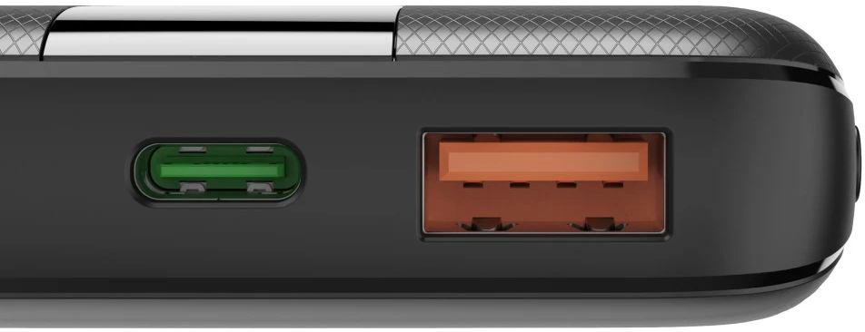 Nahaufnahme einer schwarzen Powerbank mit USB- und USB-C-Anschlüssen.