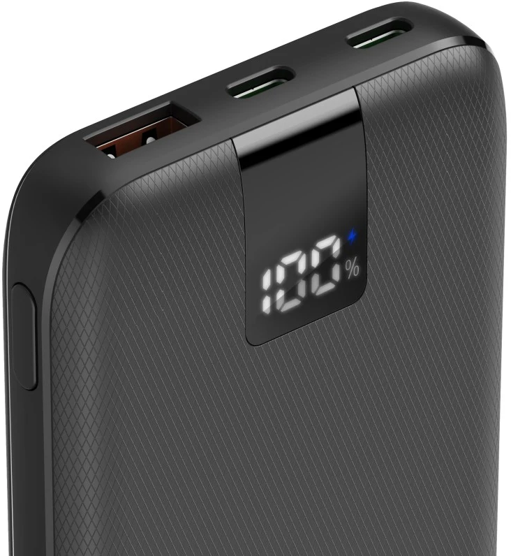 Schwarze Powerbank mit Anzeige, die 100% und USB-Anschlüsse auf weißem Hintergrund zeigt.