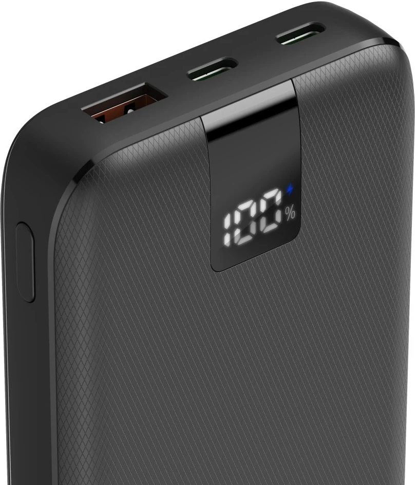 Schwarze Powerbank mit digitaler Anzeige mit 100%. USB- und USB-C-Anschlüsse oben.