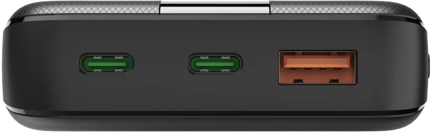 Schwarze Powerbank mit drei Anschlüssen. Zwei grün, einer orange. Strukturierte Oberseite.