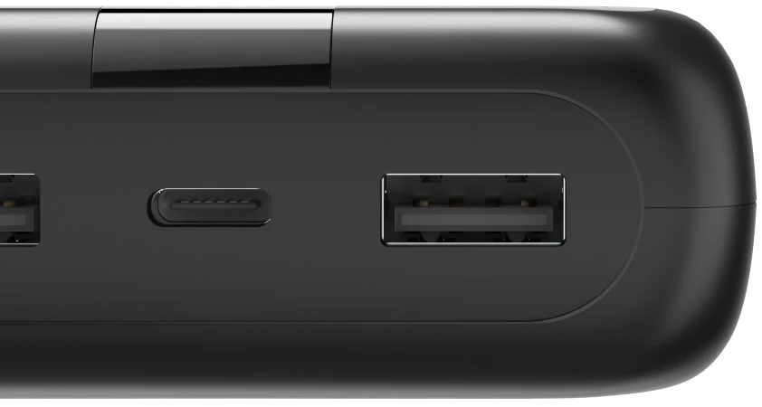 Nahaufnahme einer schwarzen Powerbank mit einem USB-C-Anschluss und zwei USB-Anschlüssen.