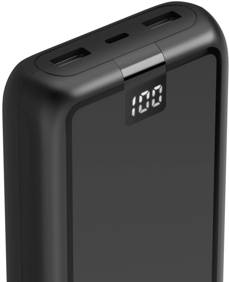 Schwarze Powerbank mit zwei USB-Anschlüssen, einem Ladeanschluss und einer Digitalanzeige mit 100.