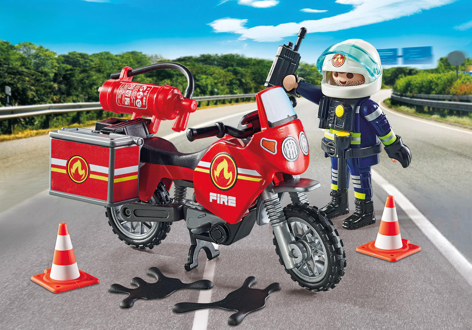 Ein rotes Feuerwehrmotorrad mit einem Feuerwehrmann daneben und einigen Leitkegeln.