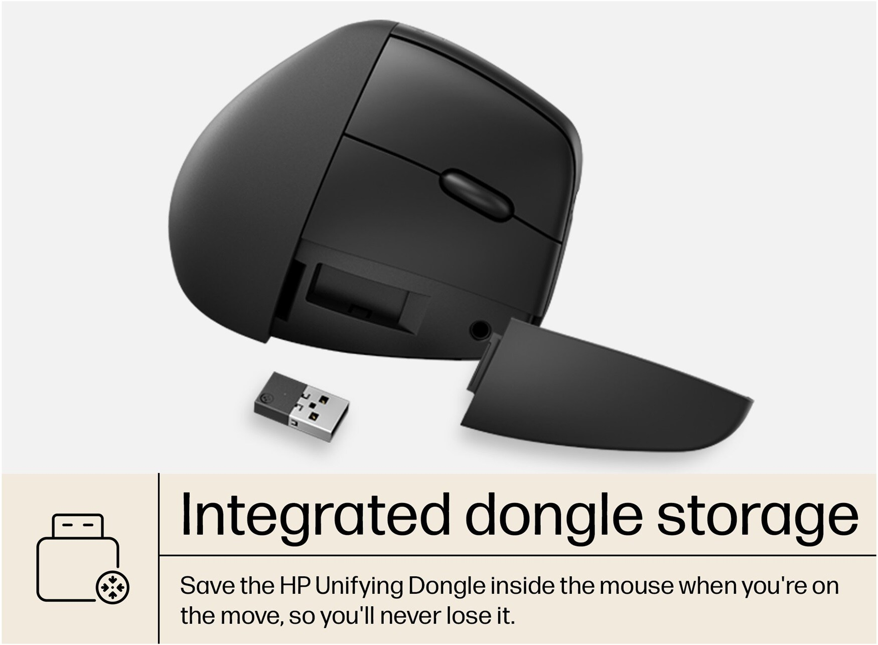 Schwarze ergonomische Maus mit geöffnetem Dongle-Staufach, das den Dongle zeigt.