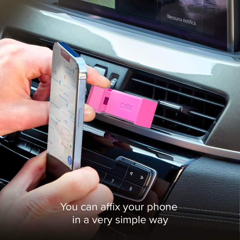 Ein Telefon wird in einer Lüftung im Auto befestigt. Hände halten und positionieren es.