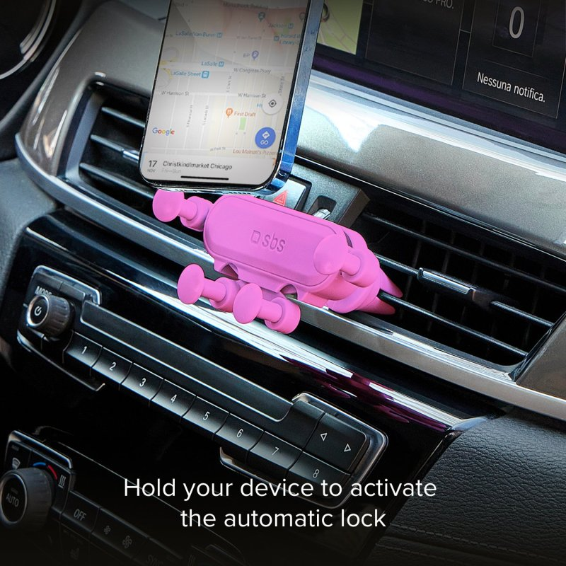 Pinkfarbener Telefonhalter an einer Lüftung im Auto mit einer Karte auf dem Telefon.