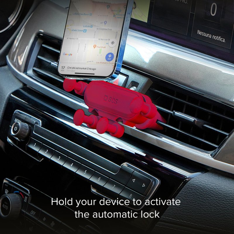 Roter Telefonhalter in der Lüftung eines Autos montiert. Ein Smartphone ist befestigt, zeigt Karte.