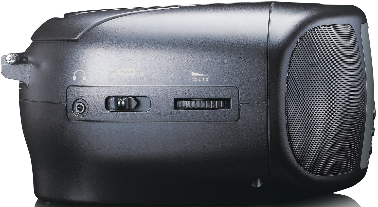 Un boombox gris foncé avec une prise casque, des commandes d'alimentation et de volume.