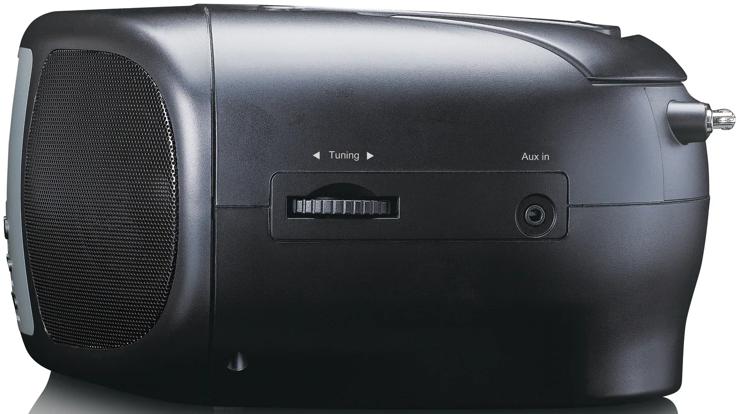 Une boombox noire avec un haut-parleur, une molette de réglage, une entrée auxiliaire et une antenne.