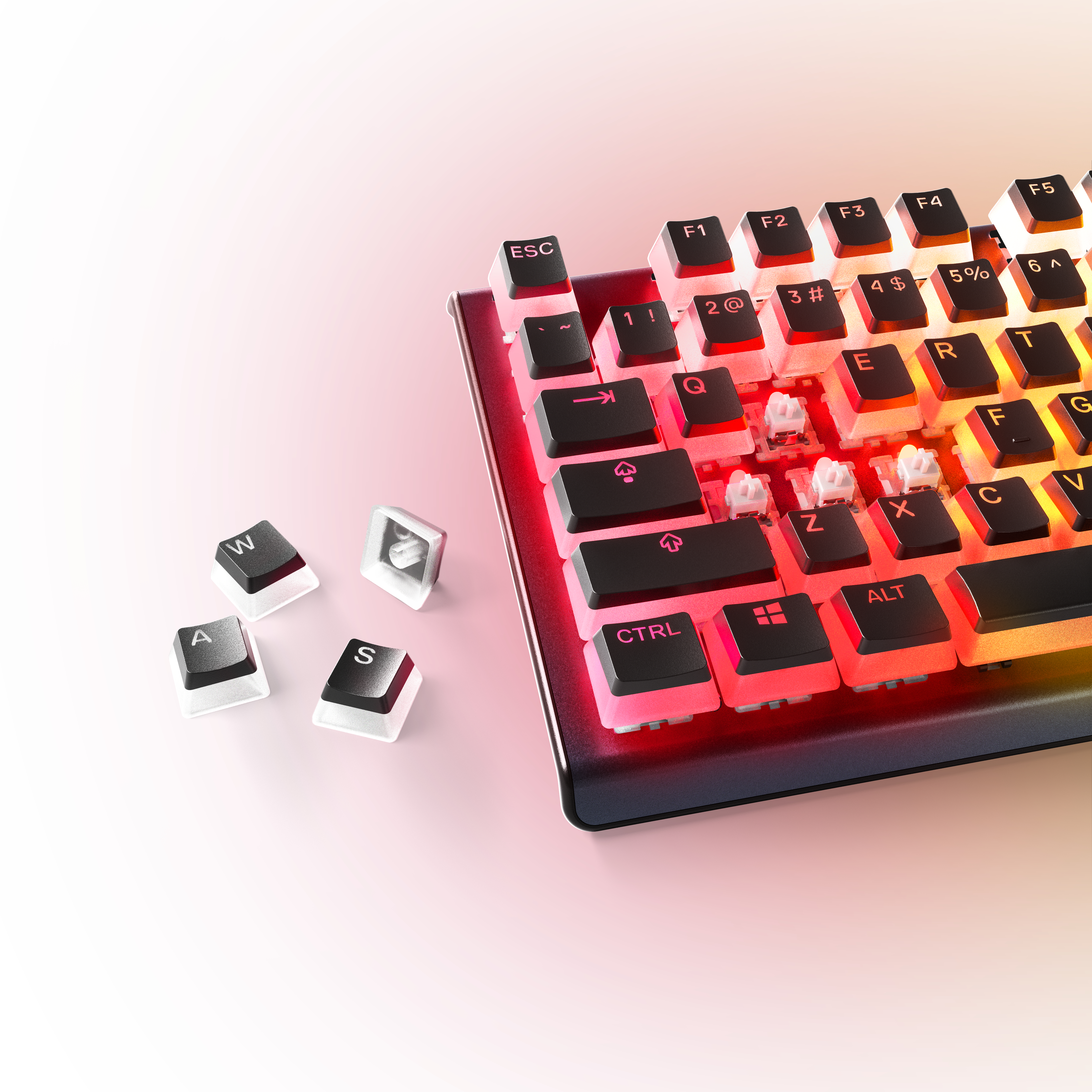 Nahaufnahme einer Tastatur mit beleuchteten Tasten, einige Tastenkappen abgelöst.