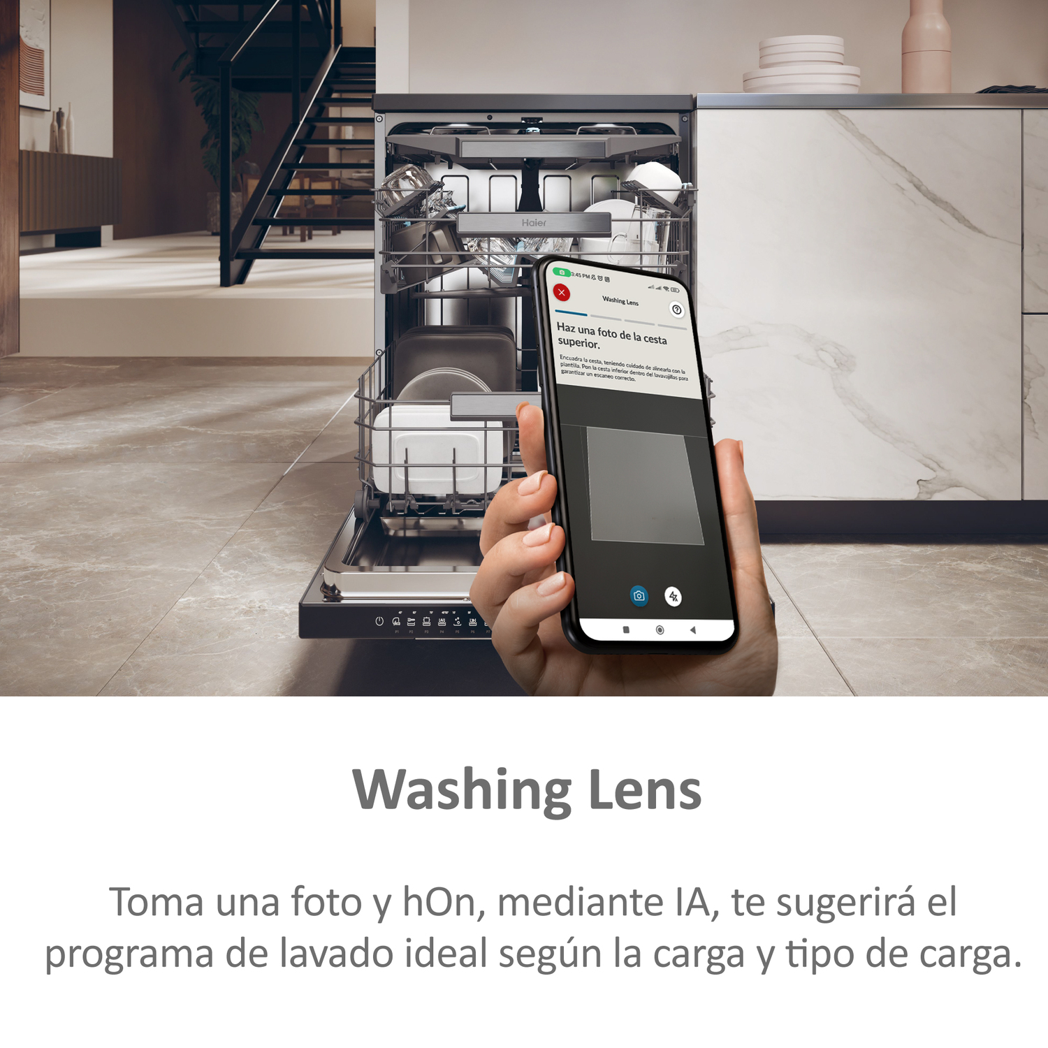 Una persona sosteniendo un teléfono inteligente que muestra un lavavajillas.