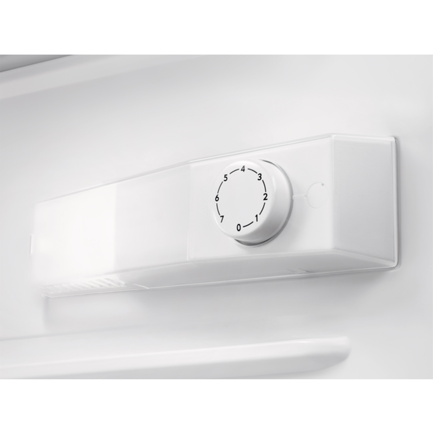 Pannello di controllo bianco con quadrante numerato 0-7, all'interno di un elettrodomestico bianco, su sfondo bianco.