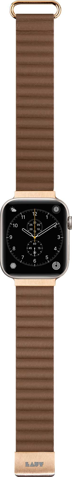 Apple Watch avec bracelet en cuir marron, accents dorés et cadran noir.