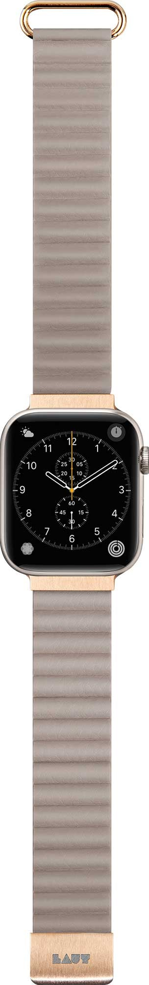Apple Watch mit hellbraunem Armband und goldenen Akzenten. Schwarzes Ziffernblatt.