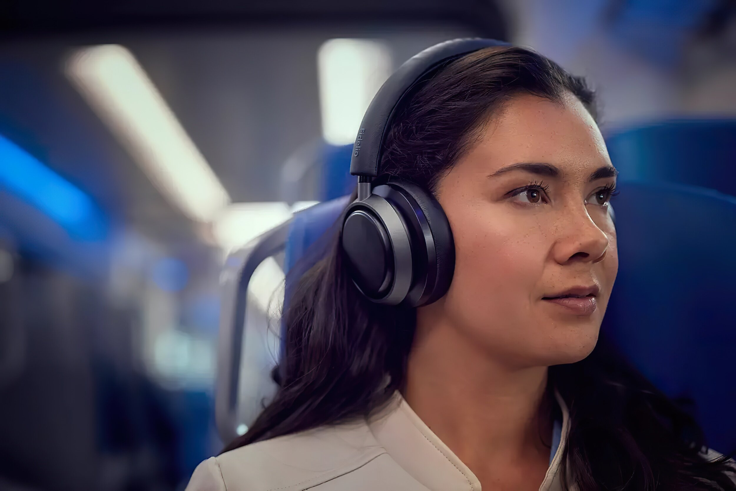 Widok z góry na stół z jedzeniem, świecami i książką kucharską.