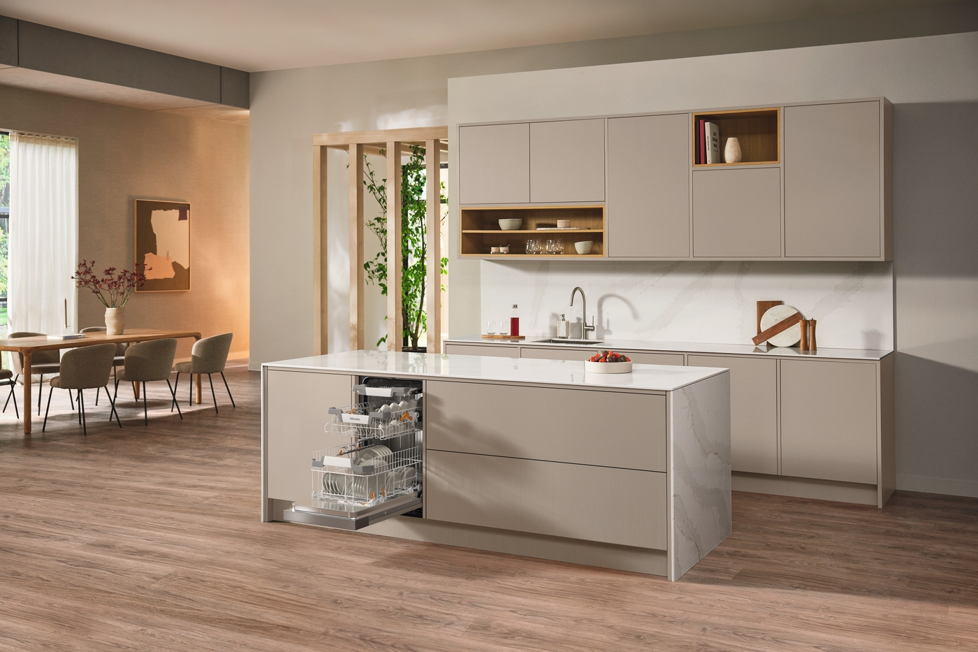 Moderne Küche mit Kücheninsel, Geschirrspüler und Einbauschränken, mit Holzboden.