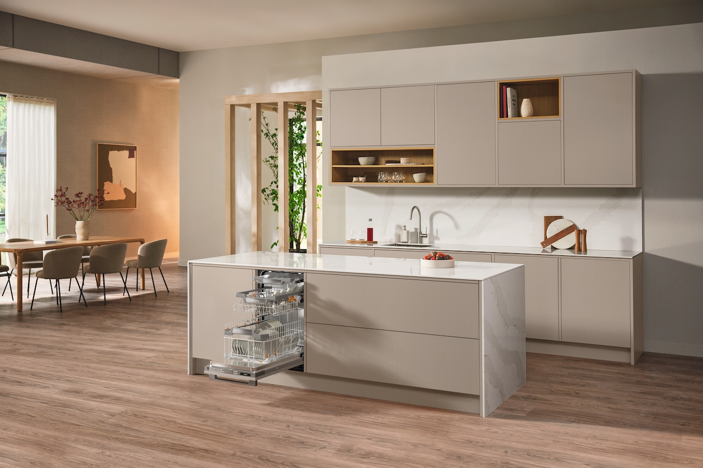 Modernes Kücheninterieur. Insel mit Geschirrspüler, offen. Schränke, Holzböden und Dekor schaffen Ambiente.