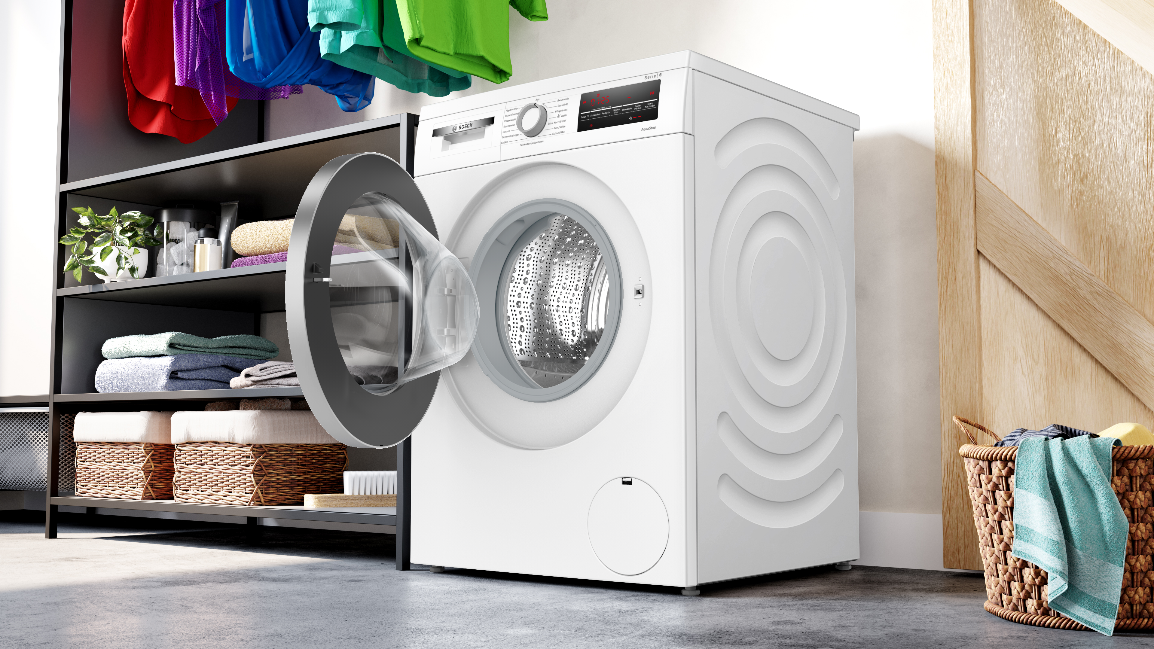 Eine weiße Waschmaschine mit offener Tür, mit Kleidung und einem Korb.