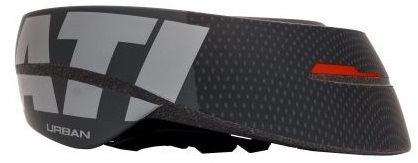 Czarny kask z szarym napisem "ATI" i czerwonym paskiem. Z boku napis "URBAN".