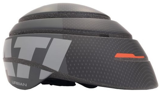 Czarny kask z szarym napisem "ATI" i czerwonym paskiem. Kask jest warstwowy.