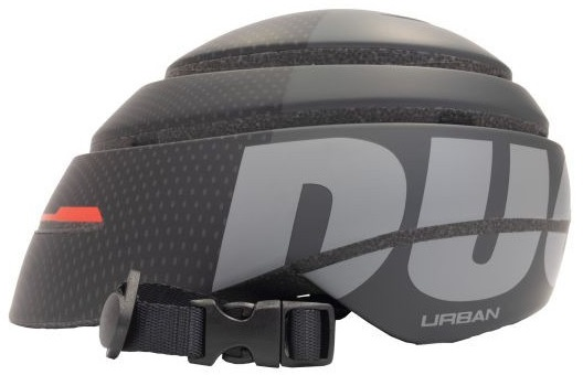 Czarny kask z szarym napisem "DUCATI". Czarny pasek i klamra. Widoczny napis "URBAN".