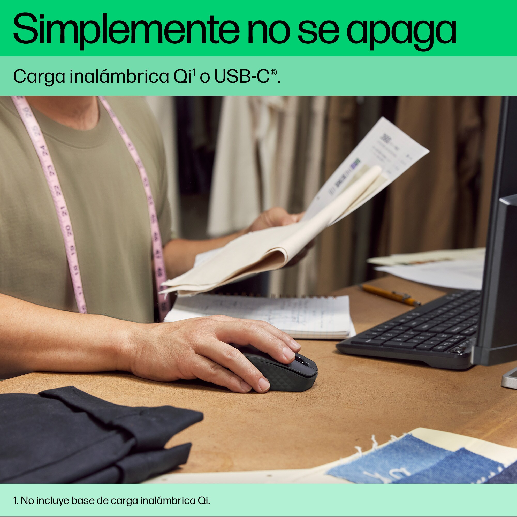 Una persona usando un ratón en un escritorio con papel y una computadora.