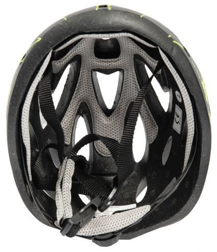 Widok od wewnątrz czarnego kasku rowerowego, szara wyściółka, paski i klamra.