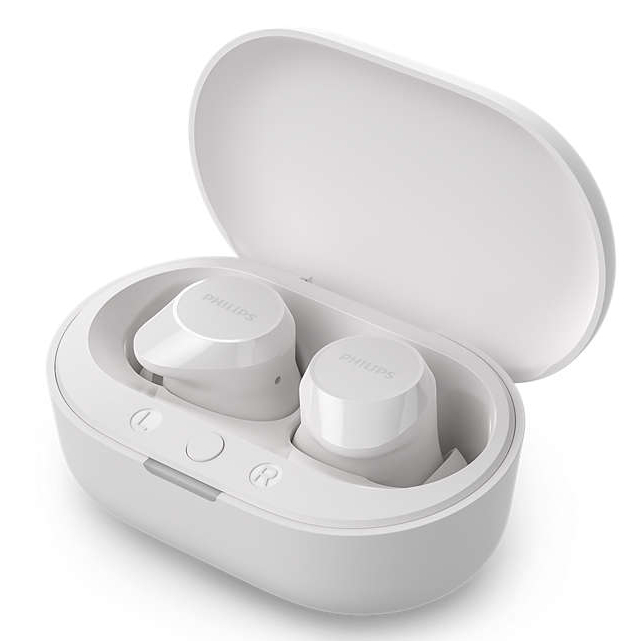 Białe bezprzewodowe słuchawki douszne w otwartym etui ładującym, na białej powierzchni.