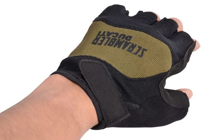 Ręka w rękawicy bez palców, czarna z oliwkową zielenią i logo Ducati Scrambler. Wyizolowana na białym tle.