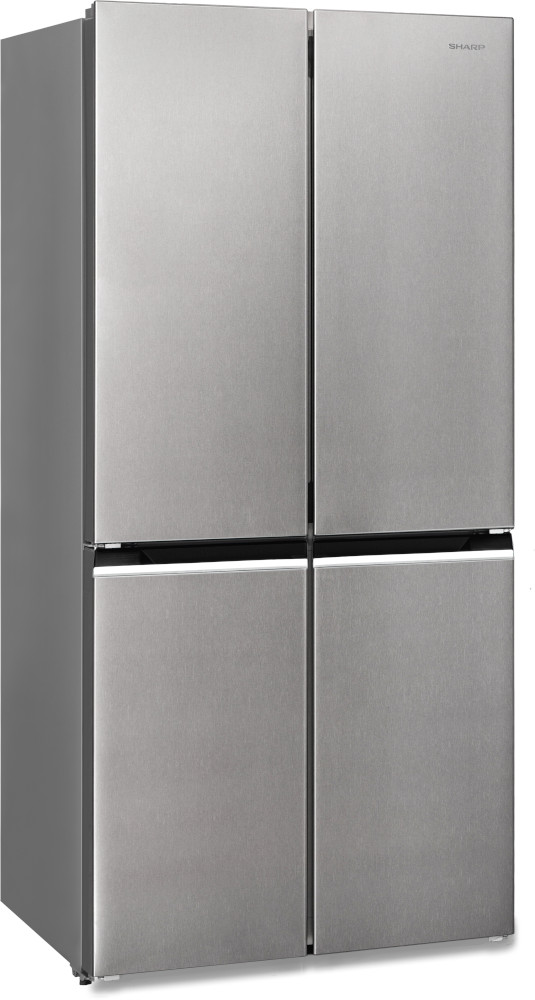 Réfrigérateur Sharp argenté à quatre portes. Les portes sont fermées et le fond est blanc.