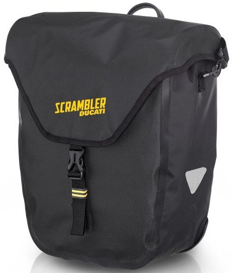 Czarna torba rowerowa z żółtym napisem "SCRAMBLER DUCATI" i odblaskiem. Widoczna klamra.