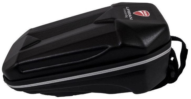 Czarna torba Ducati Urban Encounter na białym tle, widok pod kątem.