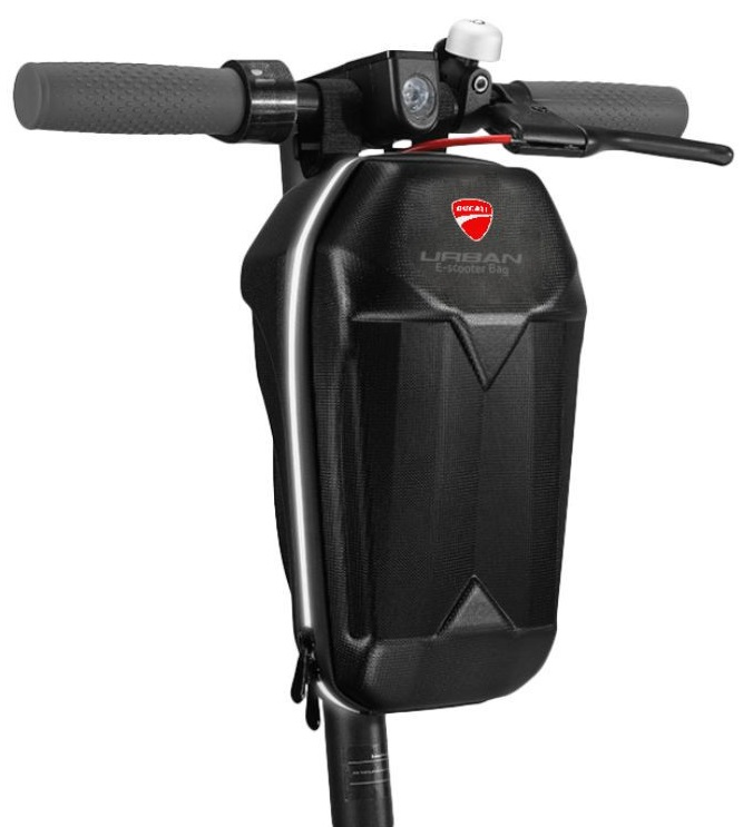 Czarna torba na skuter przymocowana do przodu hulajnogi elektrycznej. Torba ma logo Ducati i odblaskowy pasek.