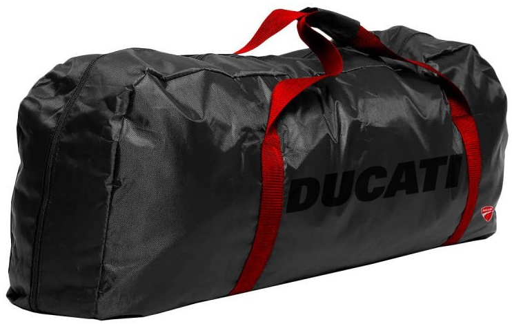 Czarna torba podróżna Ducati z czerwonymi uchwytami na białym tle.